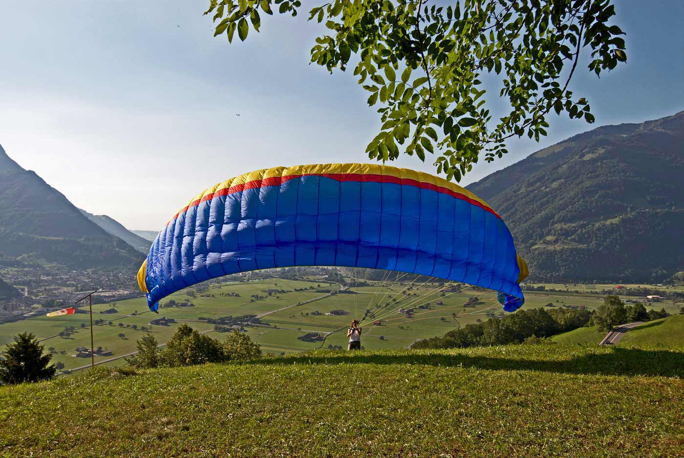 An sonnigen Tagen trifft der Talwind senkrecht auf den Krenzerberg, so dass ein Aufwindband entsteht.