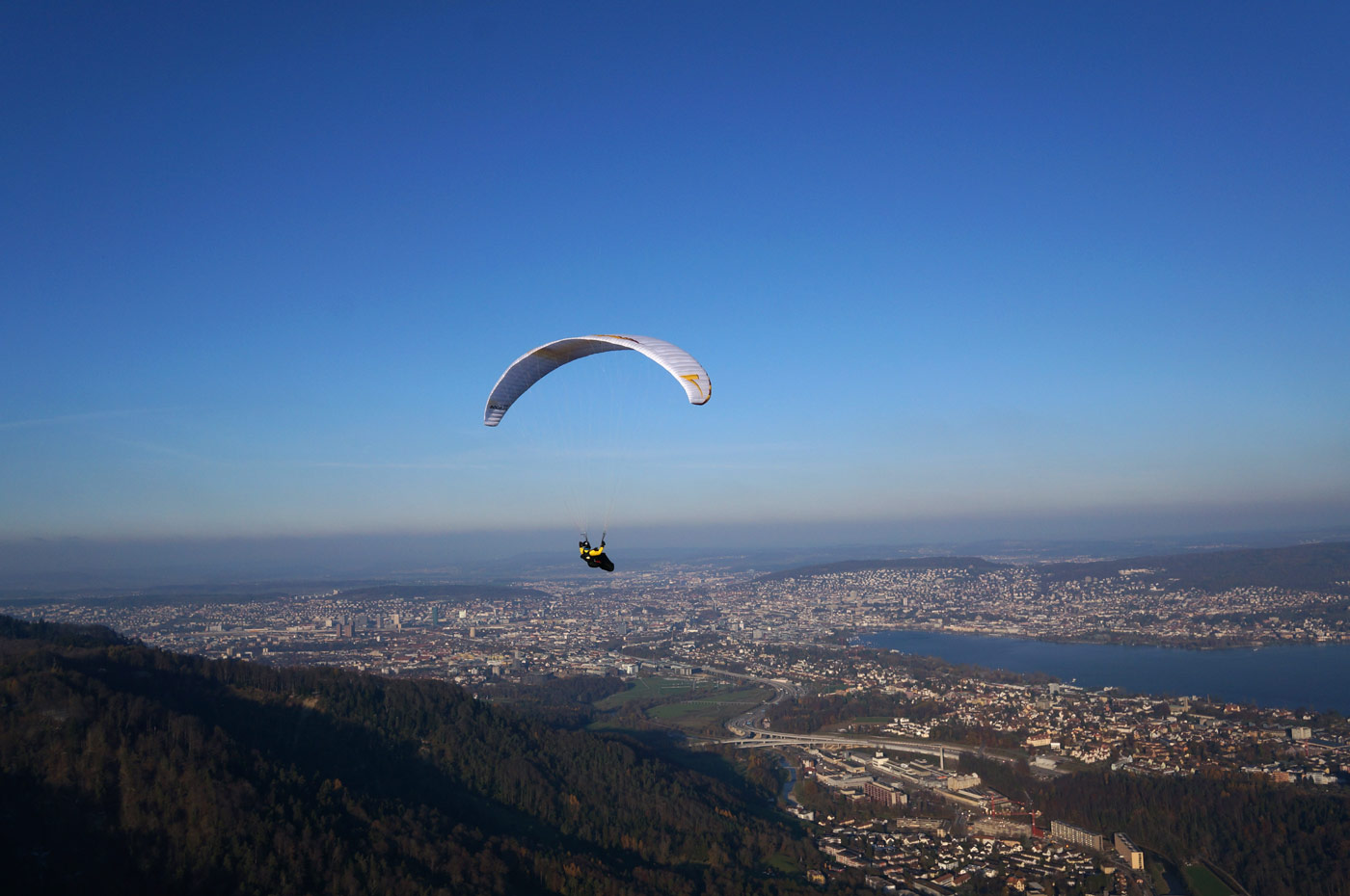 Bisensoaring am Zürcher Hausberg. Man muss nicht in die Alpen zum Gleitschirmfliegen.