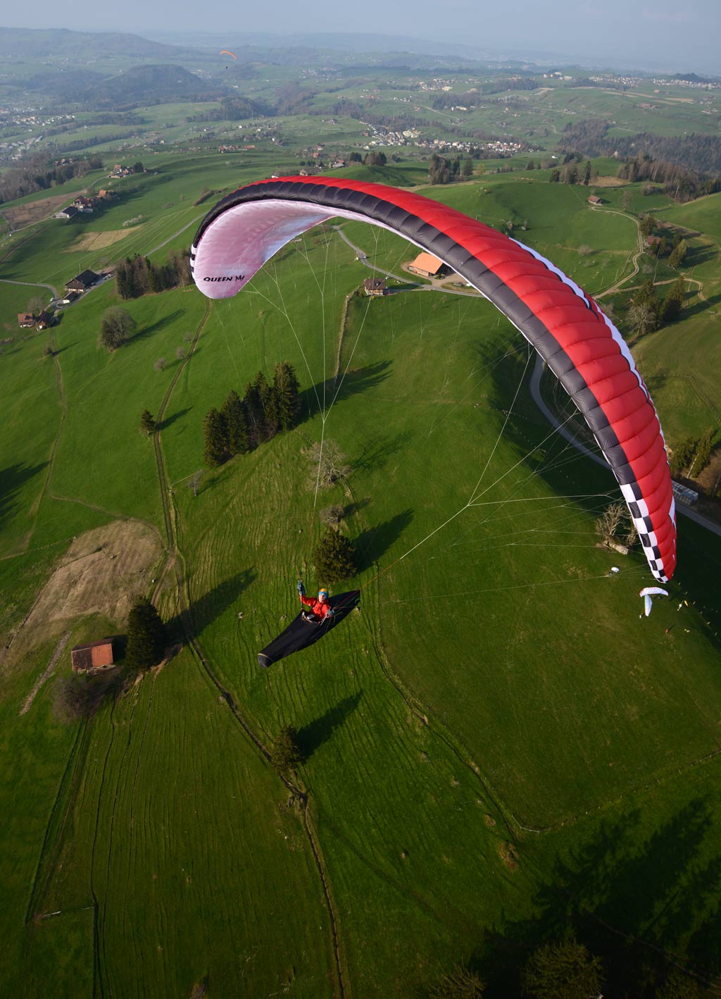 Am Zugerberg ist der Einstieg in die Thermik nicht immer einfach. Dieser Gleitschirmpilot weiss wie es geht.