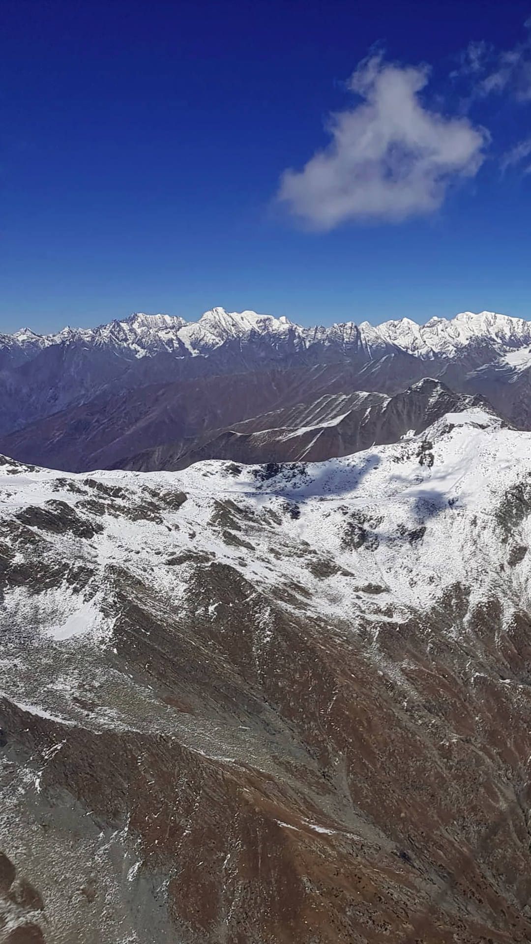 Die Backmountains von Bir-Billing mit schroffem Übergang ins hochalpine Gelände der Dhauladhar-Range.