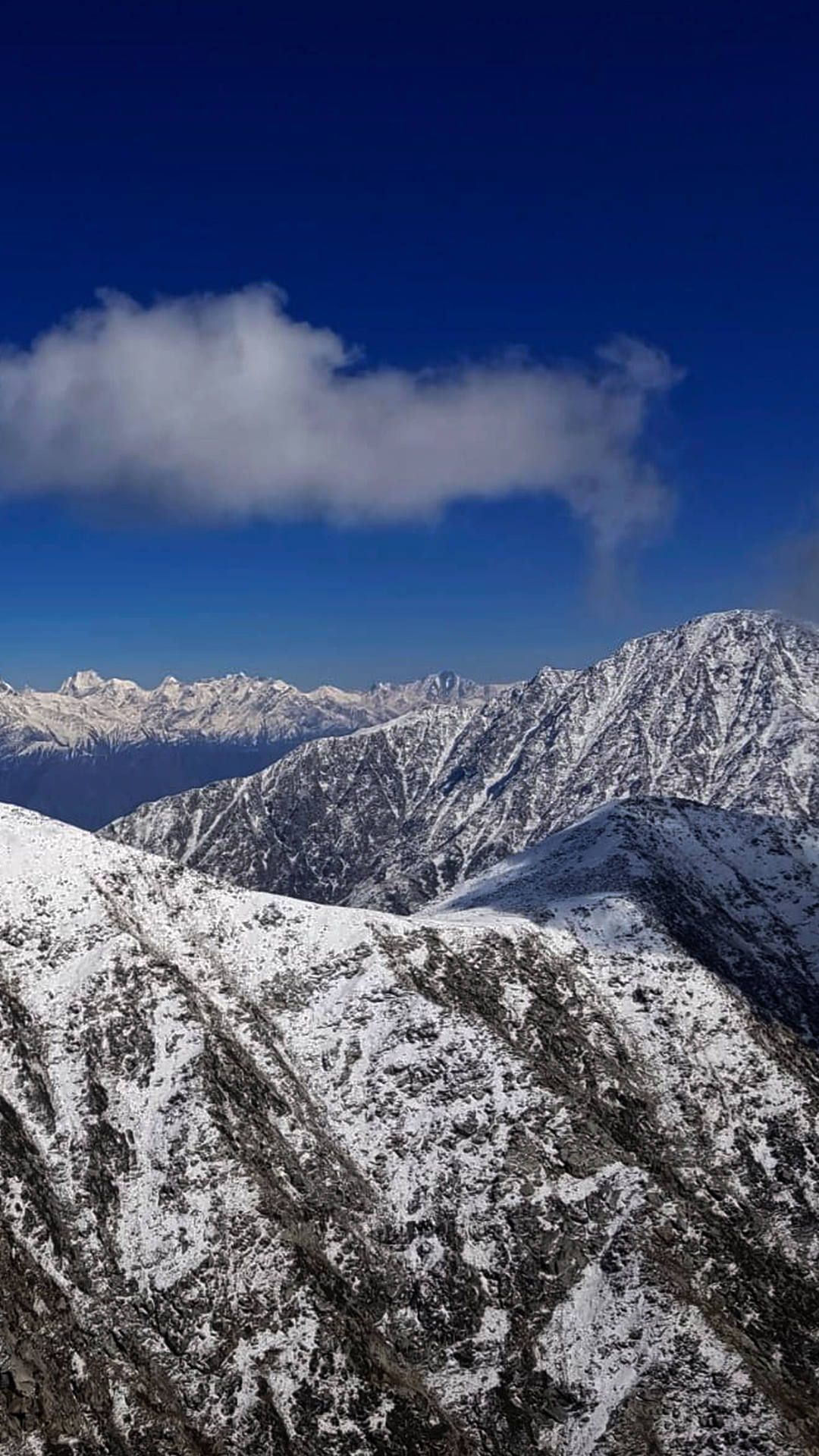 Flugaufnahme mit Blick zu den verschneiten Backmountains und den angezuckerten Ridges auf dem Weg zu Big-Face.