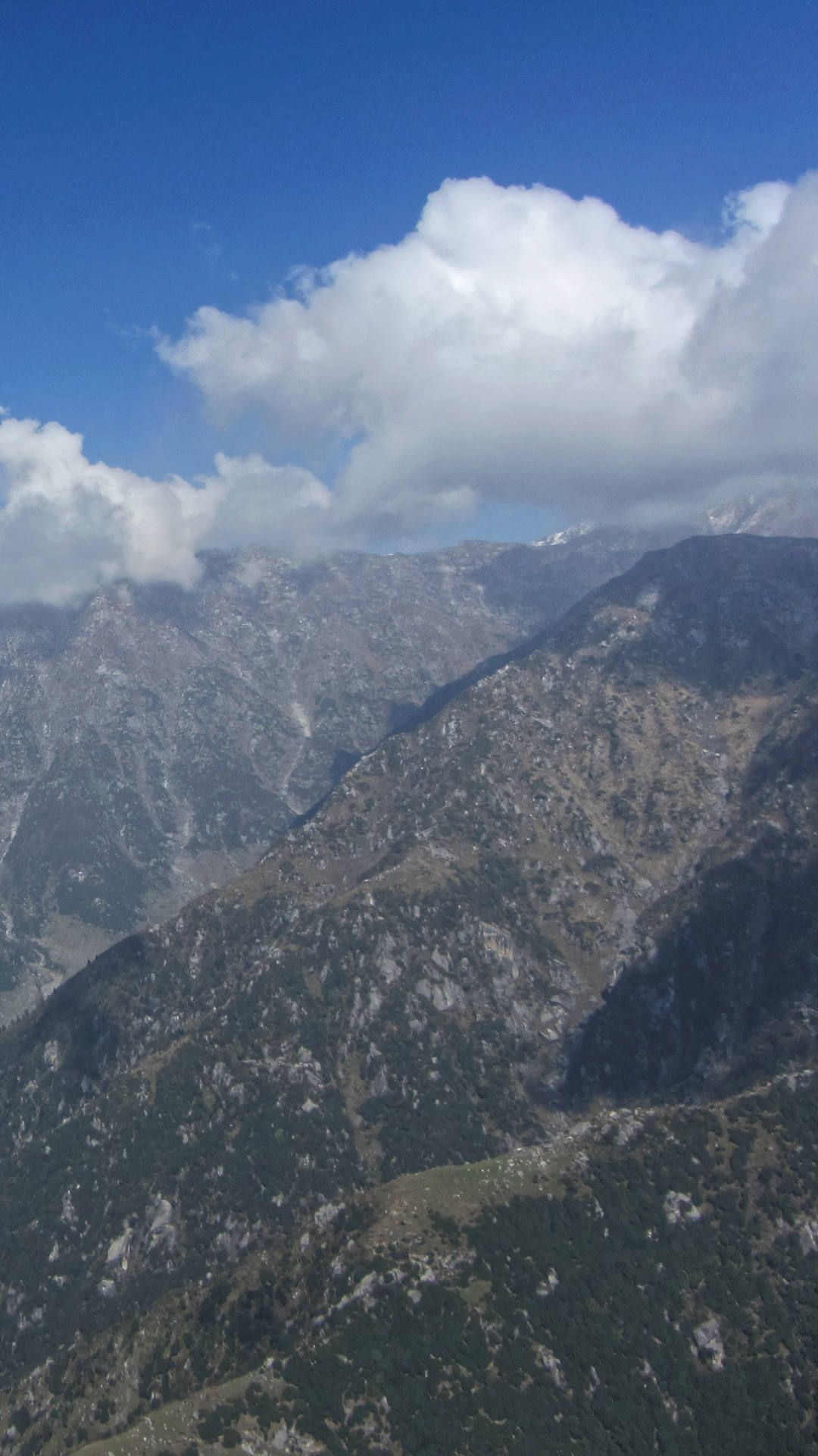Flugaufnahme: Cumulus-Wolken markieren die Aufwindzonen noch eindeutiger als die Topografie.