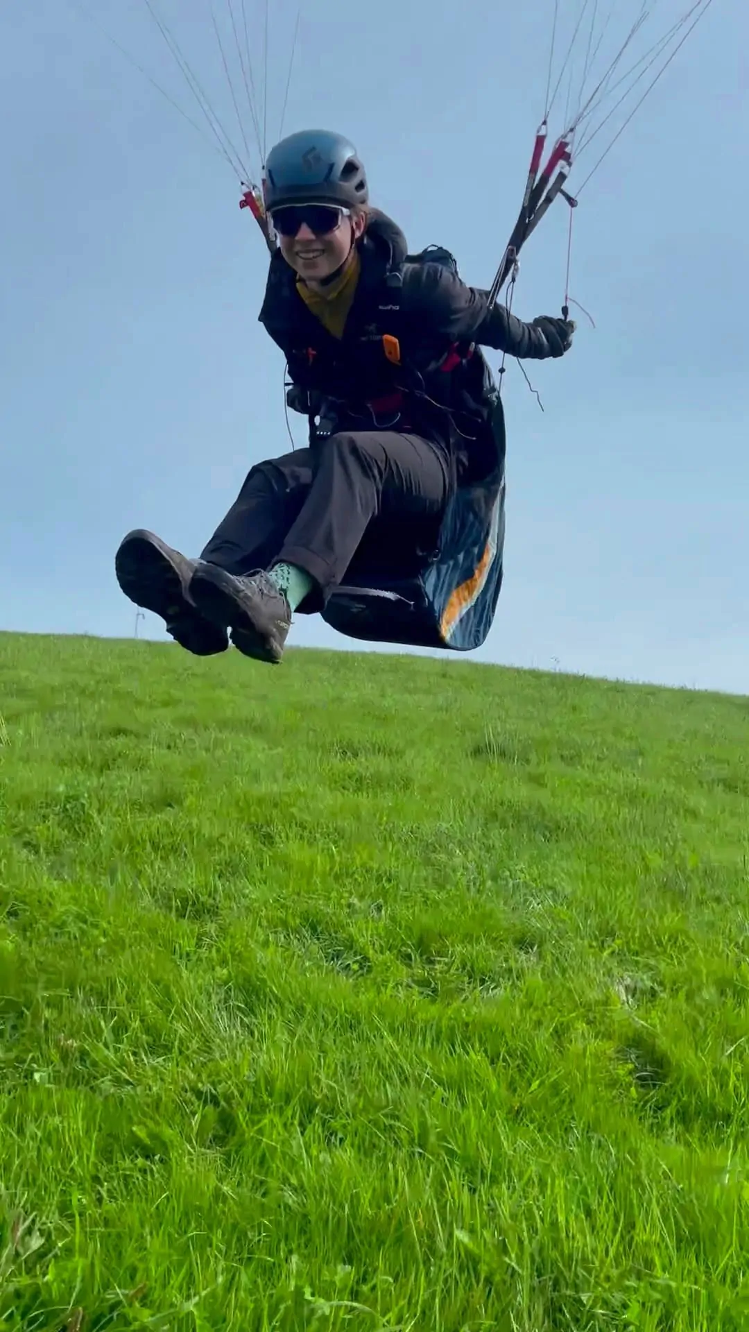 gleitschirm-flugschuelerin-startplatz-abgehoben-hoch Eine Kursteilnehmerin beim Gleitschirm-Anfängerkurs für Jugendliche hebt zu ihrem ersten Höhenflug am Zugerberg ab.