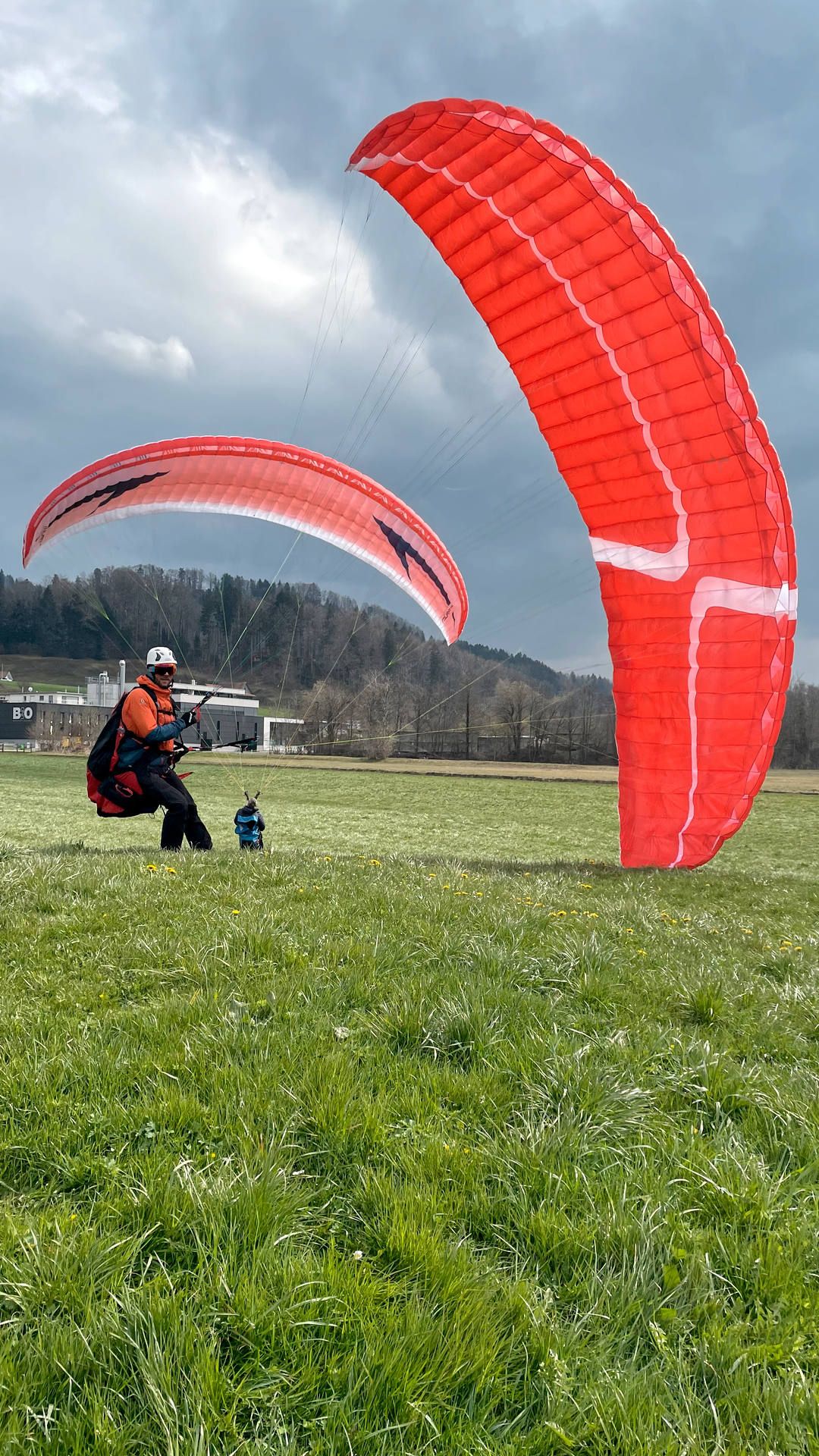 gleitschirm-groundhandling-fruehling-kobra-hoch Wegen turbulenten Bedingungen in der Luft üben zwei Piloten mit ihren Gleitschirmen die Kobra-Starttechnik.