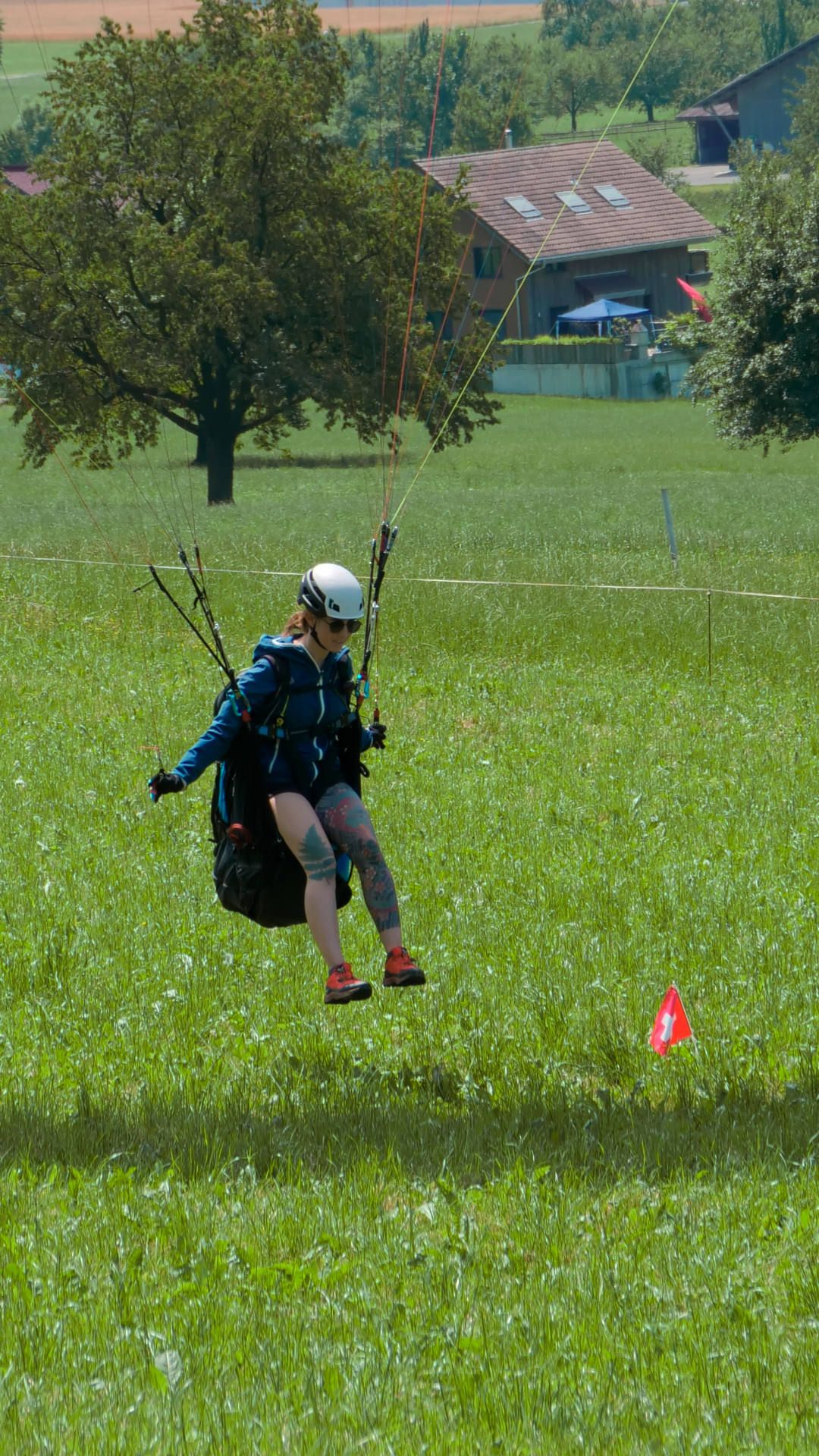 gleitschirm-grundkurs-flugschuelerin-punktlandung-hoch Eine Flugschülerin freut sich über eine punktgenaue Landung bei der dafür vorgesehenen Markierung am Übungshang.