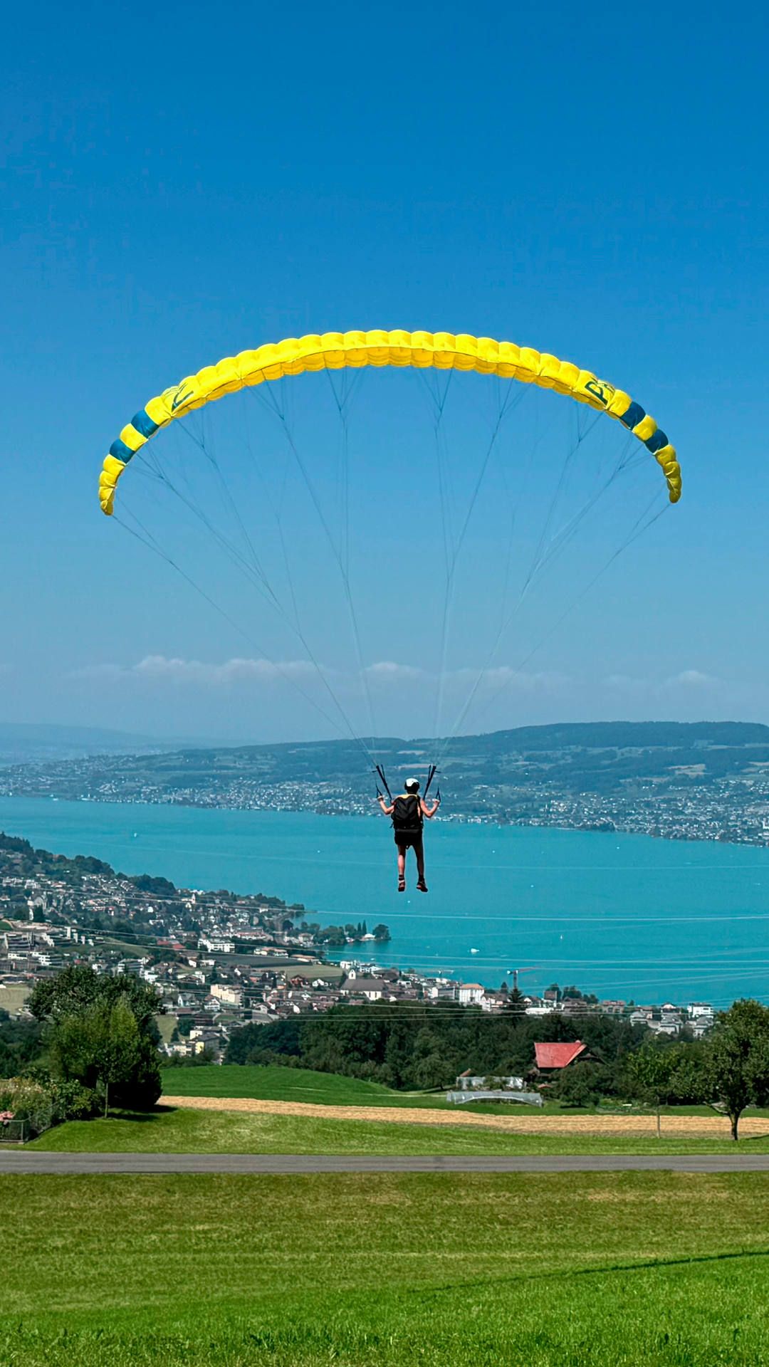 gleitschirm-schnuppertag-flugschuelerin-uebungshang-abgehoben-hoch Eine Flugschülerin erfährt den Gleitflug am Übungshang und bleibt in stehender Position, damit nach der Landung eine Laufübung angehängt werden kann.