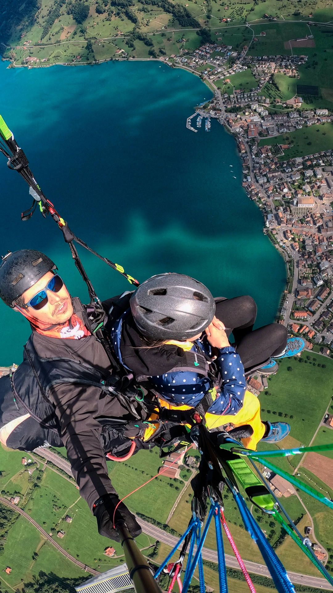 Flugaufnahme: Selfie des Piloten mit Passagier von oben mit Blick auf Leinen, den Zugersee und Arth.