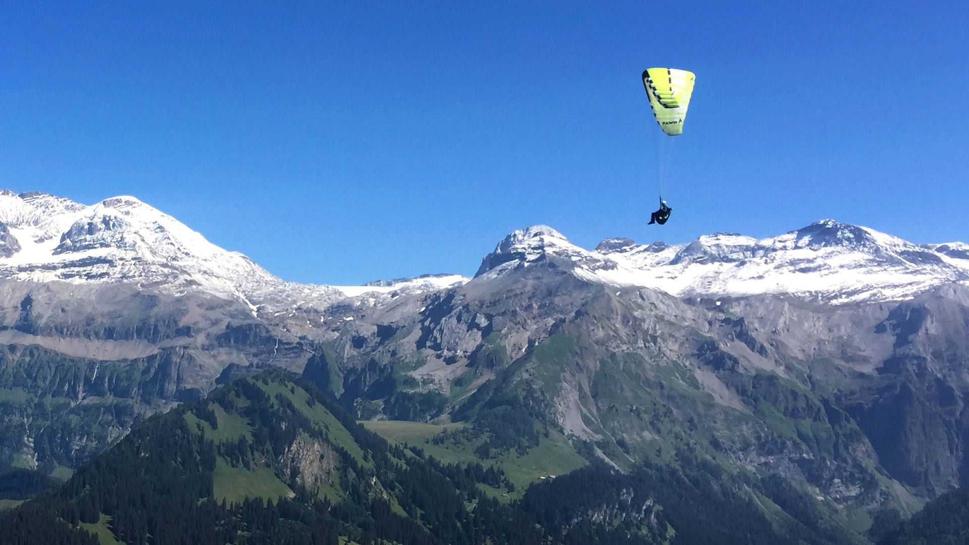 gleitschirm-thermikflug-berner-oberland-quer Ein Flugschüler bei einem Höhenflug im Berner Oberland hat sich dank Thermik eine atemberaubende Aussicht erarbeitet.