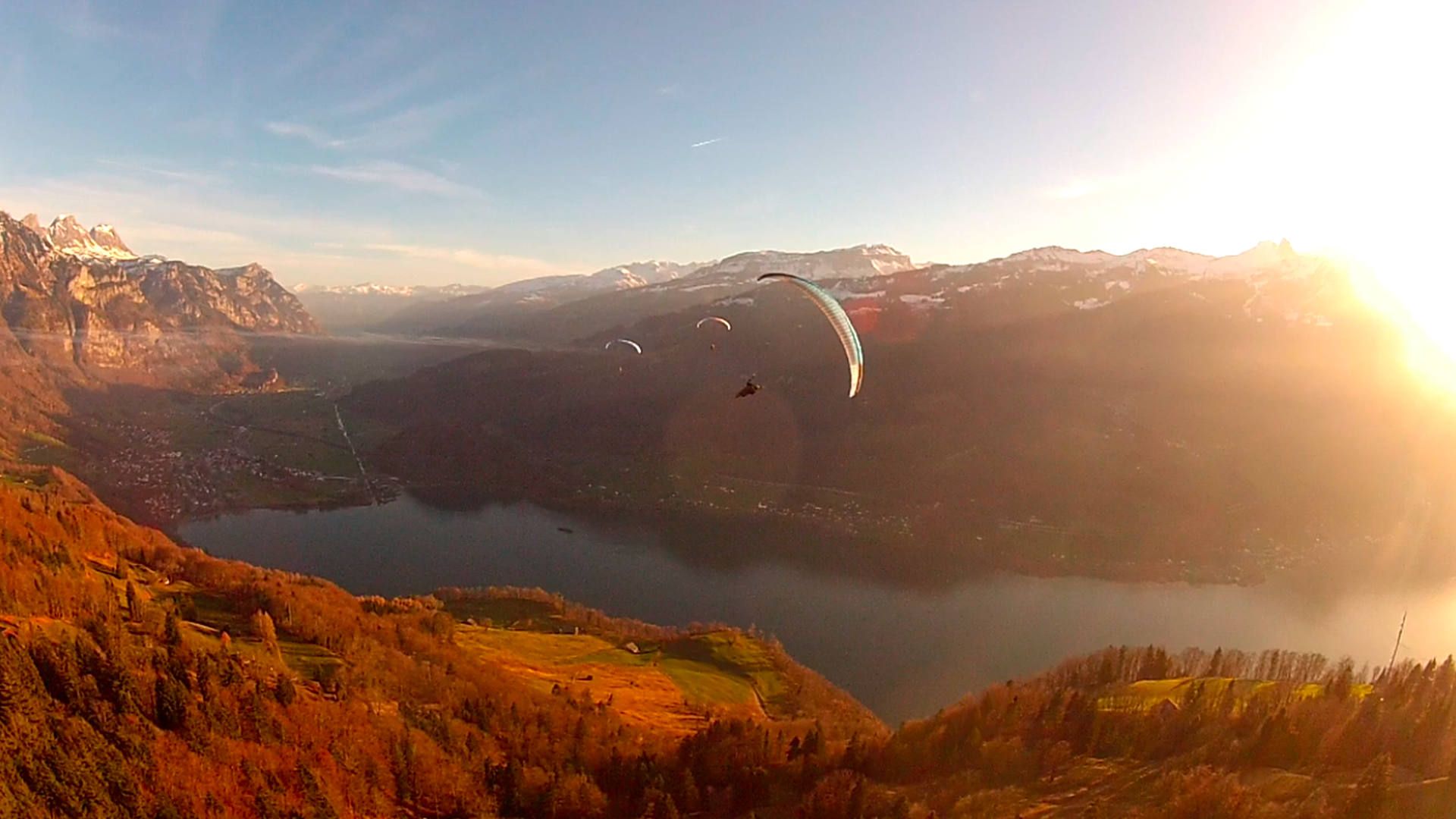 gleitschirmfliegen-herbst-flugaufnahme-walenstadterberg-flugschueler-gleitflug-quer Flugaufnahme: Bei einem herbstlichen Gleitschirmflug von Schrina am Walensee versucht ein Pilot die letzte schwache Thermik des Tages zu nutzen.
