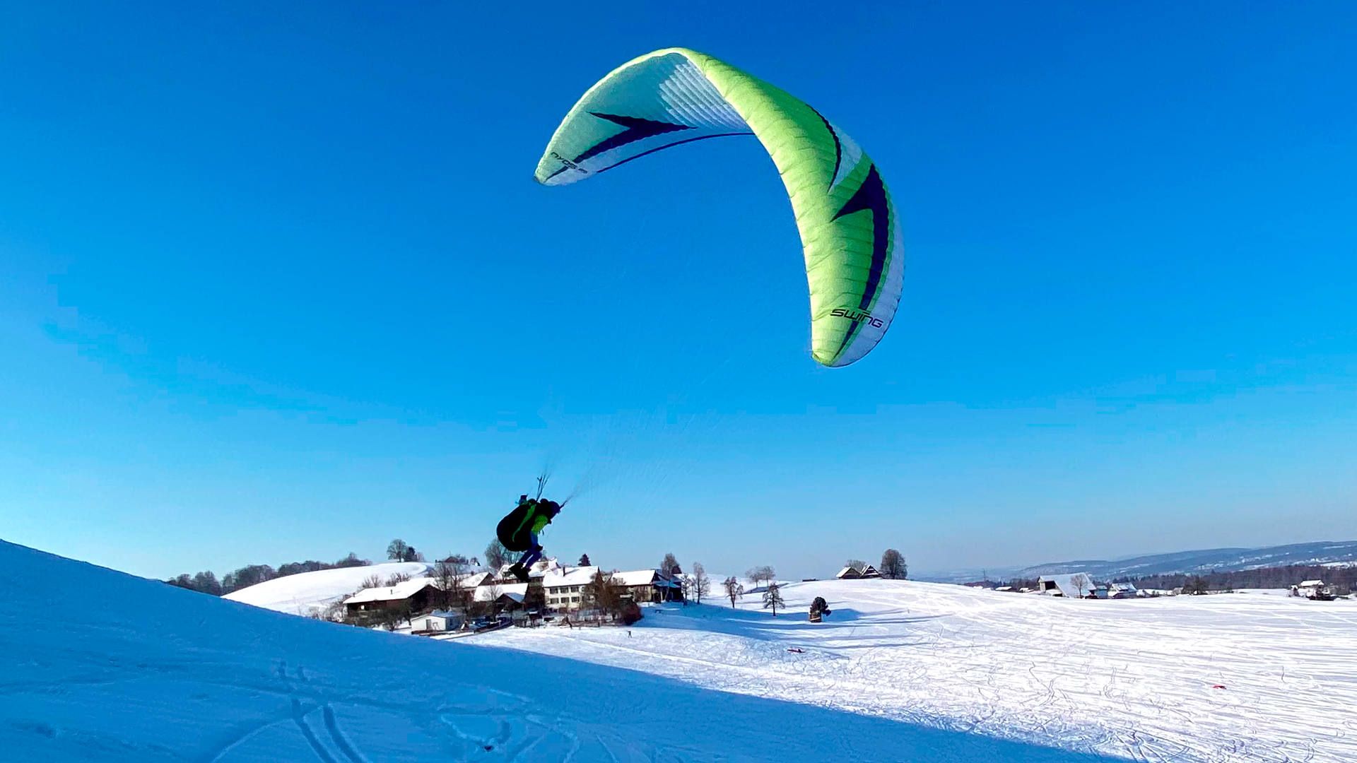 gleitschirmfliegen-winter-soaring-miniwing-hirzel-quer Bei Wind aus der richtigen Richtung und in passender Stärke kann man auch an kleinen Geländekanten Gleitschirmfliegen.