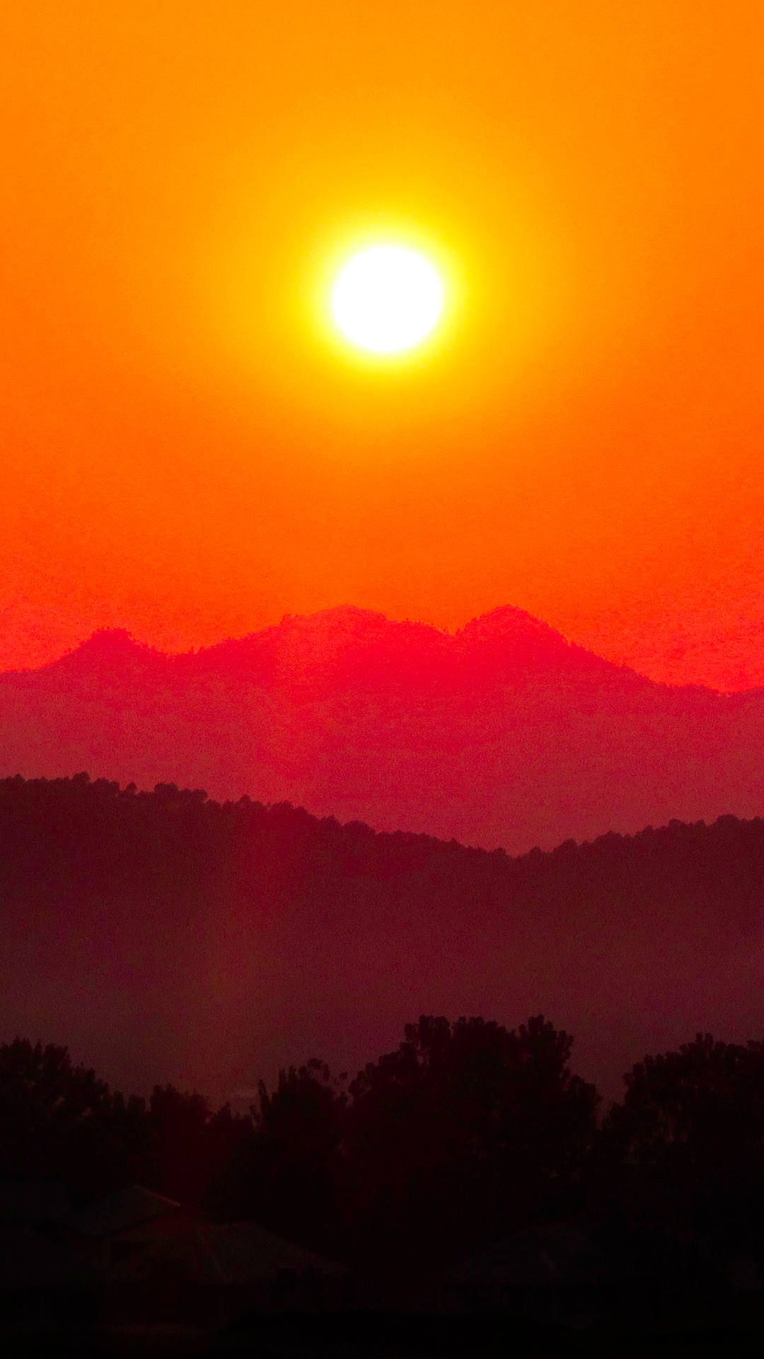 Bezauberndes Farbenspiel in verschiedenen Rottönen beim Sonnenuntergang über dem Kangra-Valley.