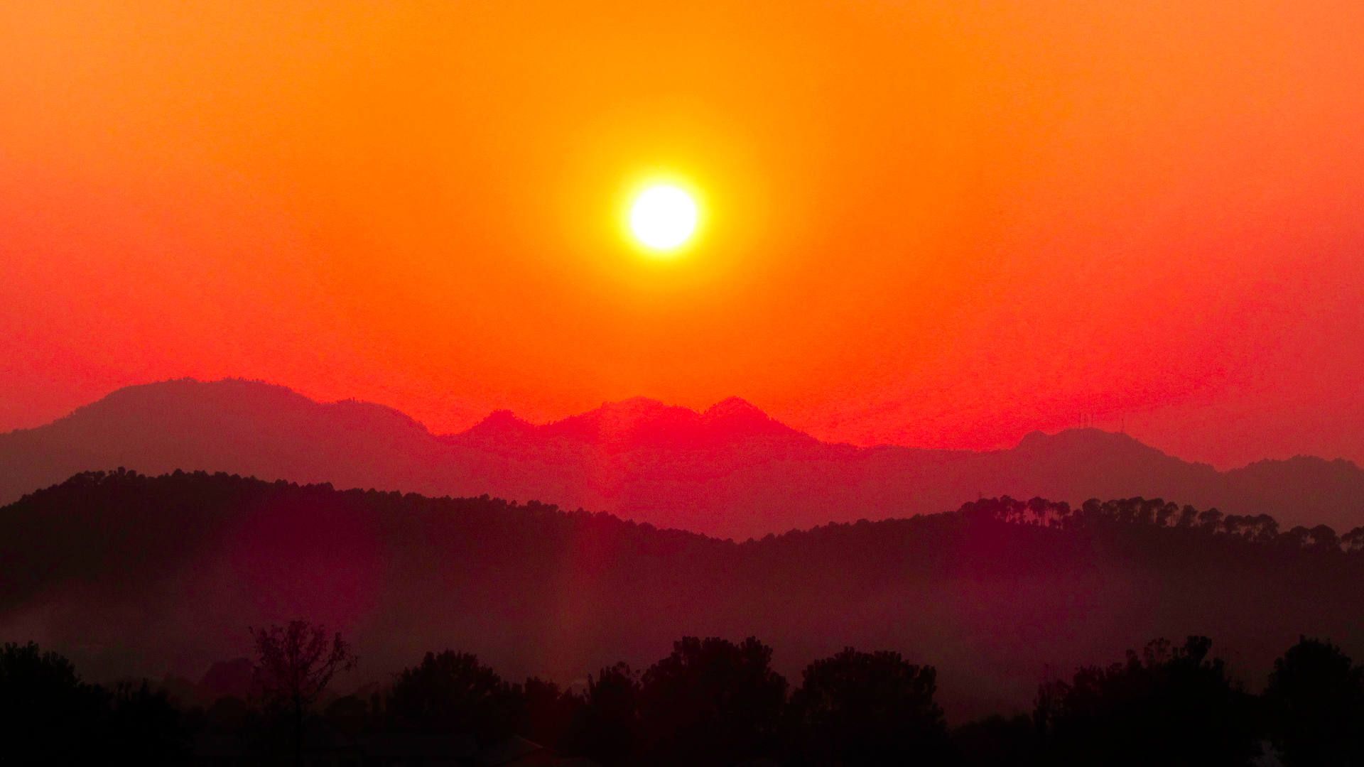Atemberaubendes Farbenspiel bei herbstlichen Sonnenuntergängen über dem Kangra-Valley.