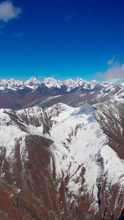 Die kristallklare Luft auf über 4’000 müM. gibt den Blick frei in die ganzjährig verschneiten Berge im Kullu-Valley.