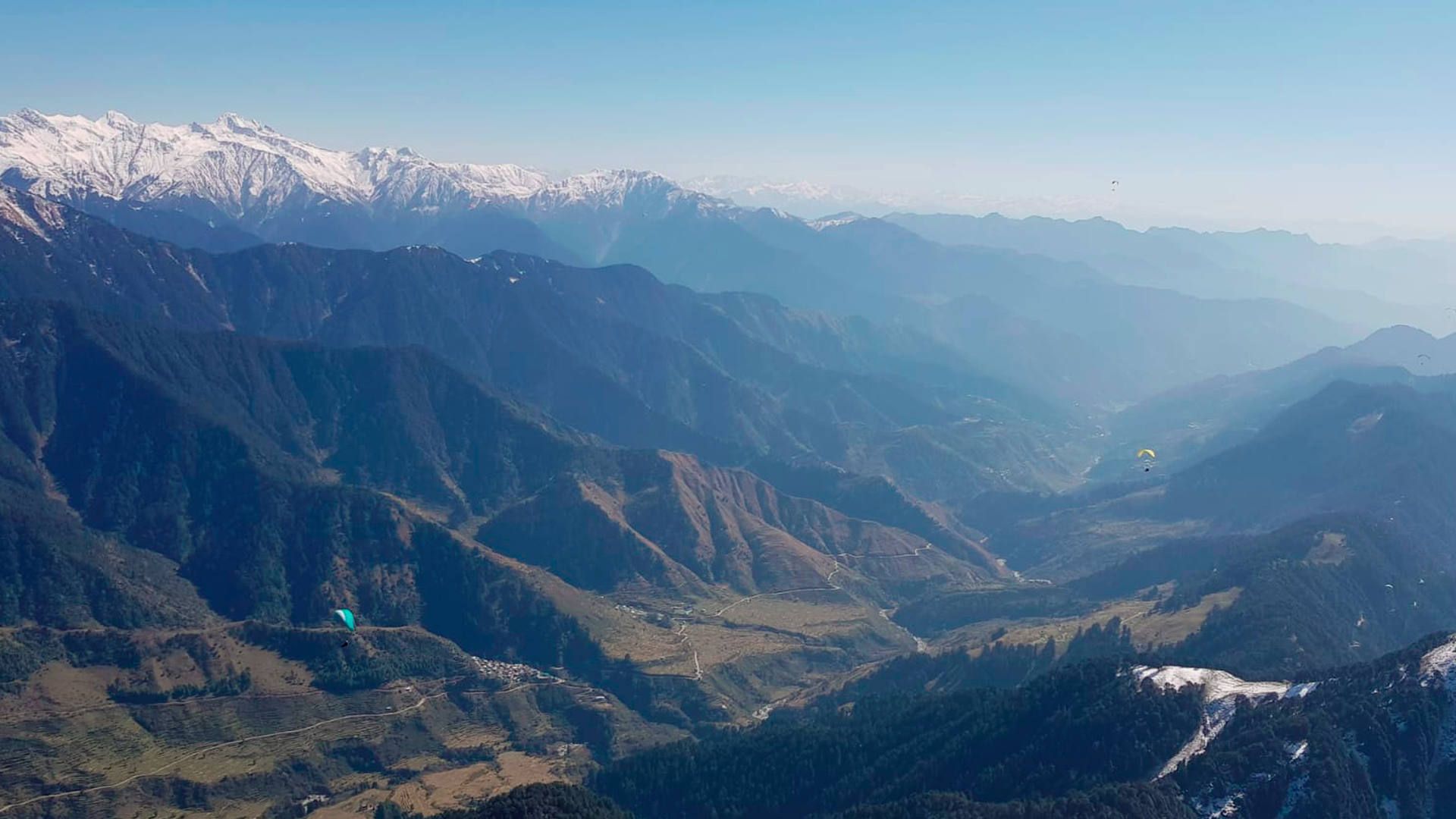 Flugaufnahme: Blick ins Barot-Valley auf dem Luftweg von Billing zum 360-Camp, wo man toplanden und übernachten kann.