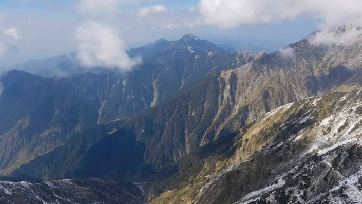 Flugaufnahme: Auf Streckenflug von Billing Richtung Westen nach Dharamsala mit gut markierten Aufwindzonen durch Cumulus-Wolken.
