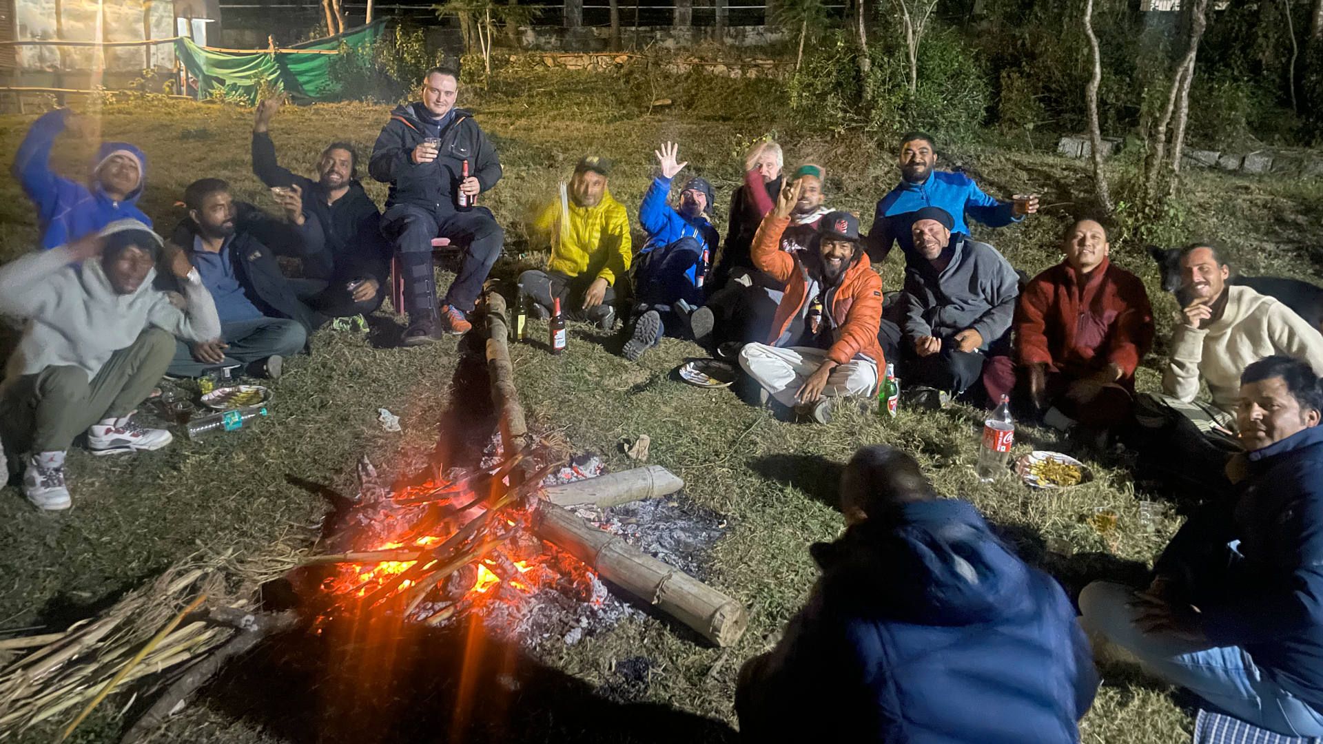 Lockere Stimmung am Abend bei gemütlichem Zusammensitzen am Lagerfeuer im Camp von TTs School of Paragliding.