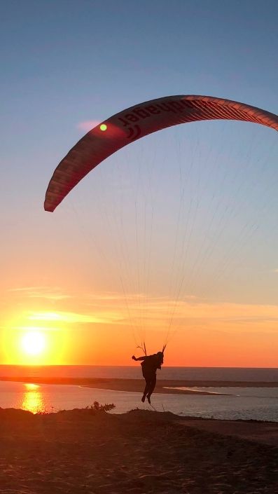 Start zu einem Abendflug kurz vor Sonnenuntergang beim Startplatz Petit Nice an der Dune du Pyla.