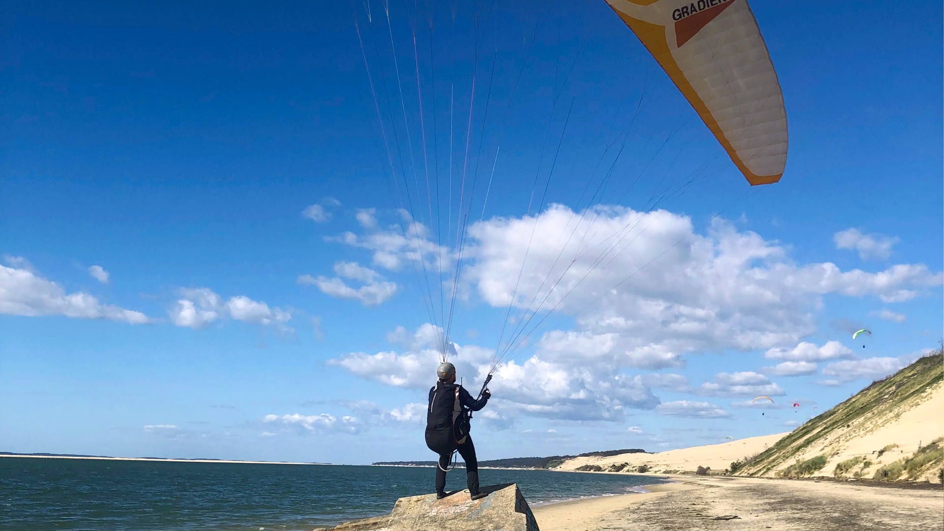 gleitschirmreise-dune-du-pyla-groundhandling-bunker-strand-quer Ein Flugschüler erprobt seine Fertigkeit beim Groundhandling auf einem alten Militärbunker am Strand bei der Dune du Pyla.