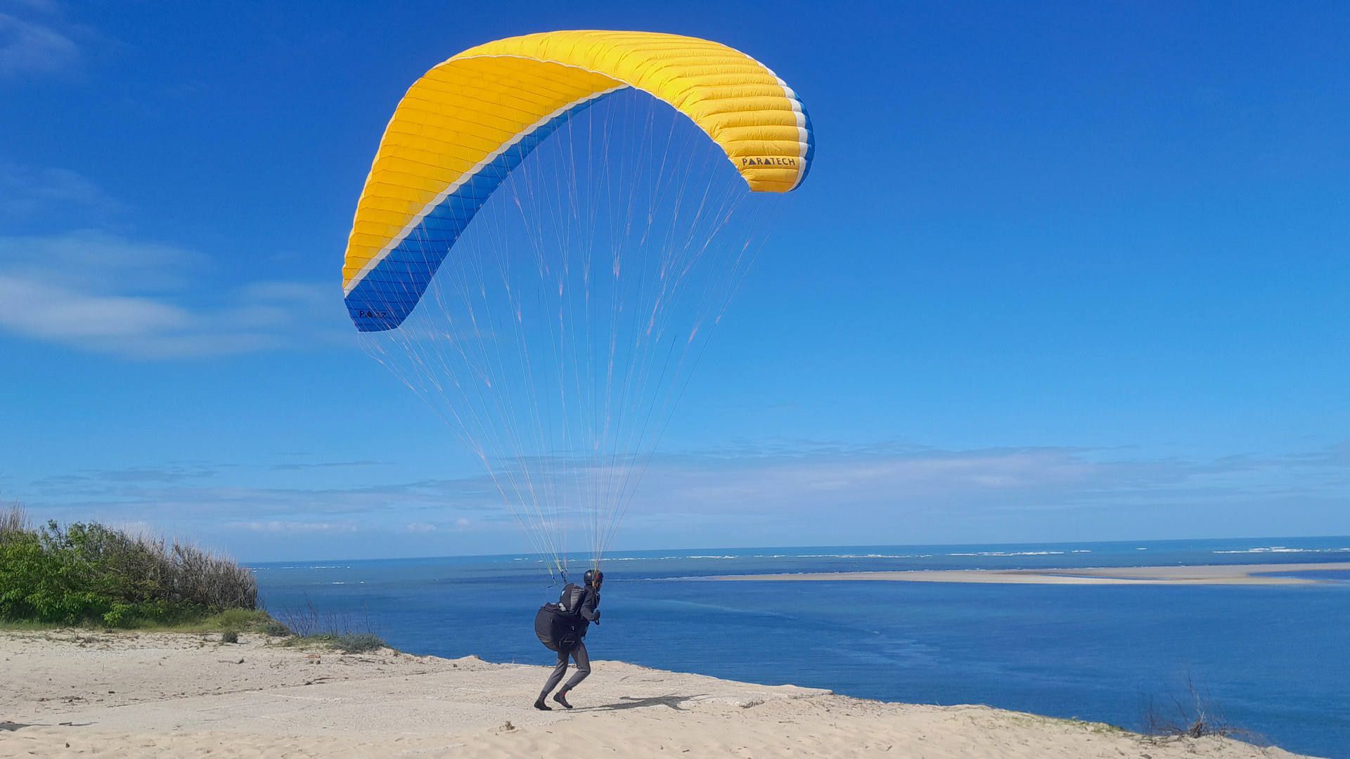 Ein Gleitschirmpilot startet beim Startplatz petit Nice um von dort aus mit der im dynamischen Aufwind die Dune du Pyla zu erreichen.