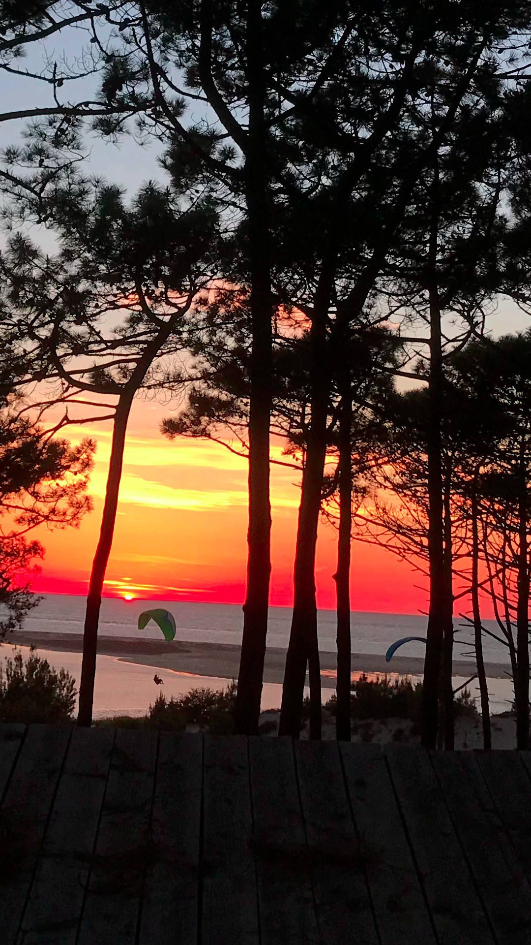 Abendliche Soaringflüge an der Dune du Pyla für zwei unersättliche Piloten nach Sonnenuntergang.