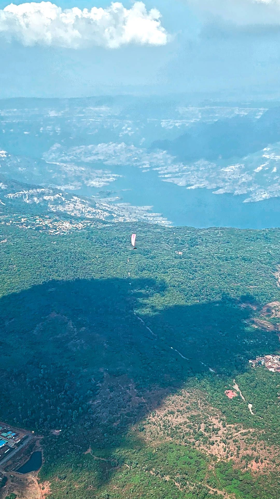 Flugaufnahme bei einem Streckenflug von Panchgani nach Mahableshwar: Weiter westlich gibt es fast nur noch Dschungel und kaum mehr Landemöglichkeiten.