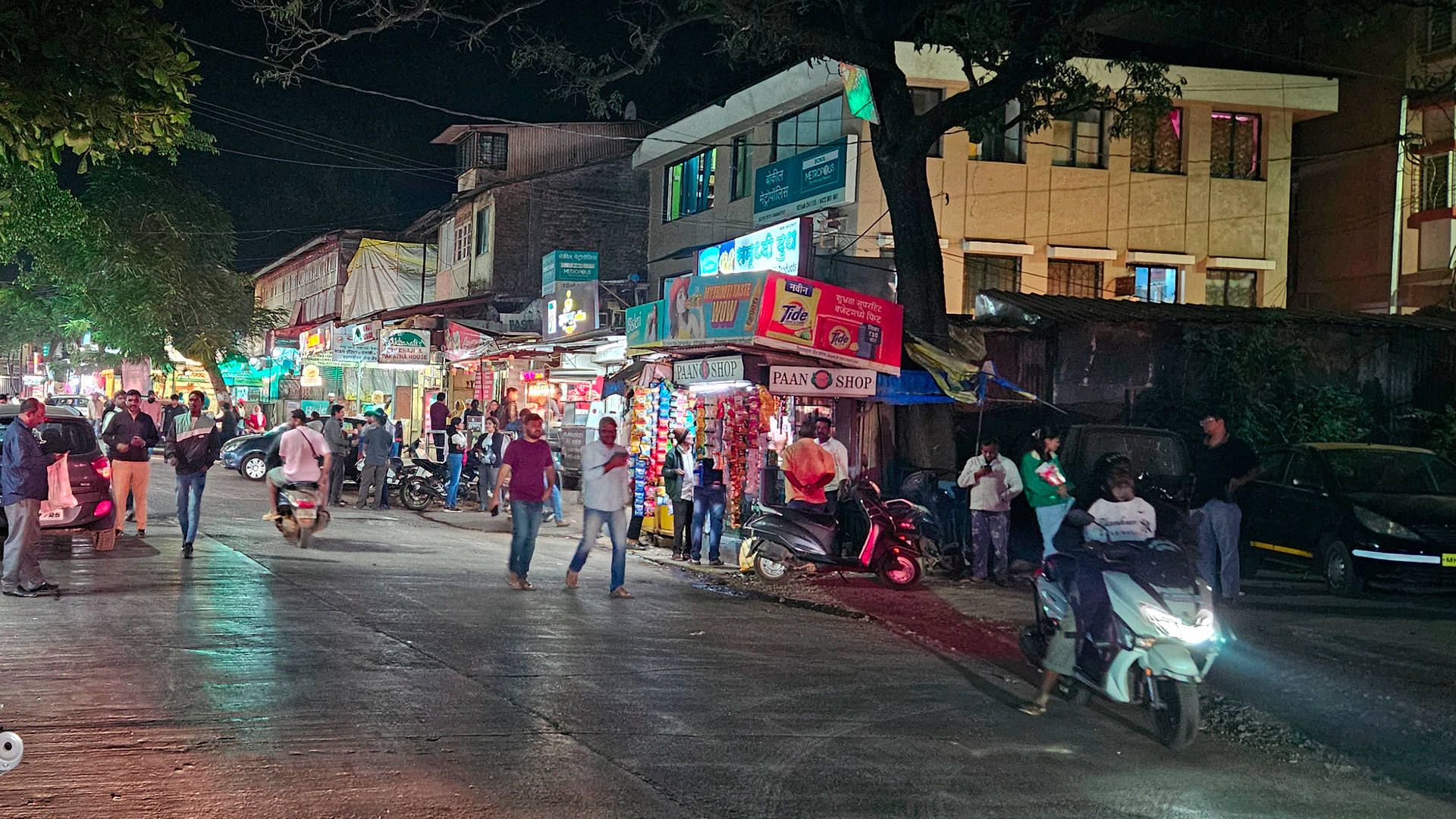 Das Zentrum von Panchgani am Abend, wo nach Sonnenuntergang ein lebhafter Betrieb herrscht aber ab 22 Uhr Sendepause ist.