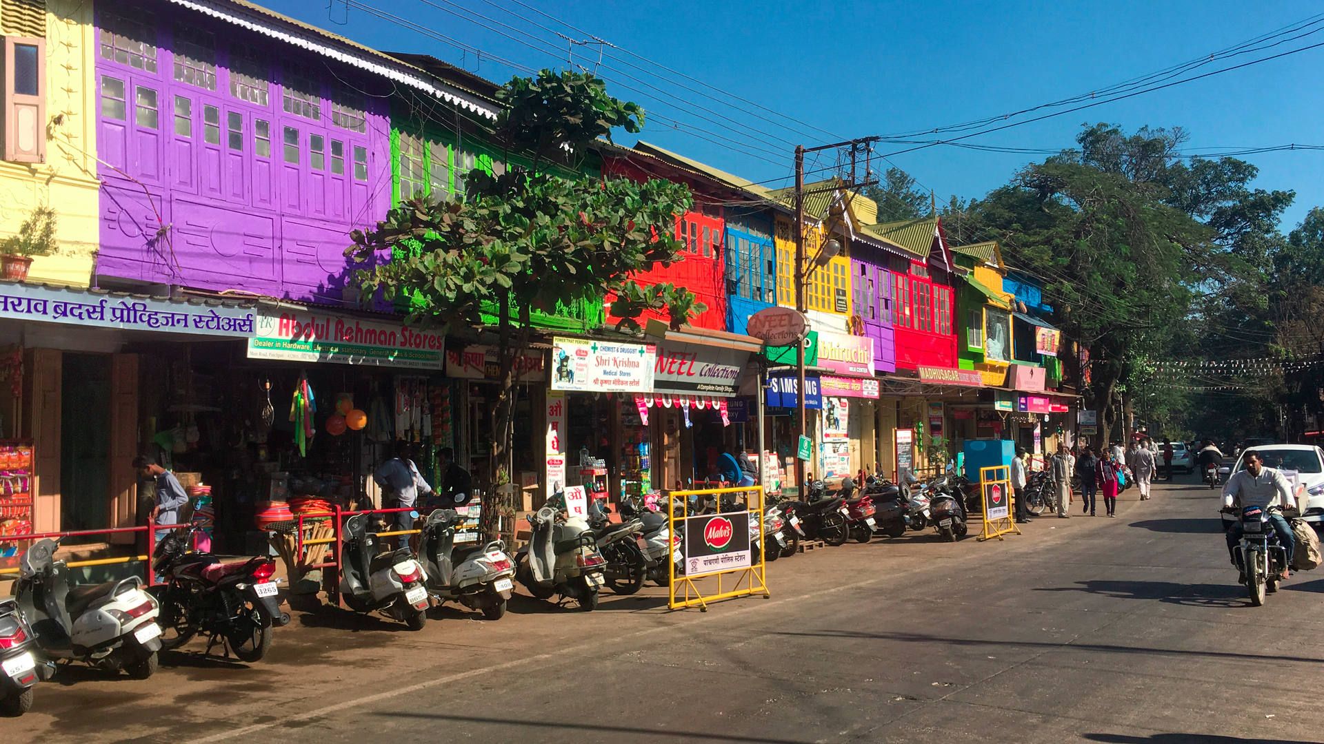 Das Zentrum von Panchgani mit farbenfroh gestrichenen Hausfassaden der Shops und Restaurants.