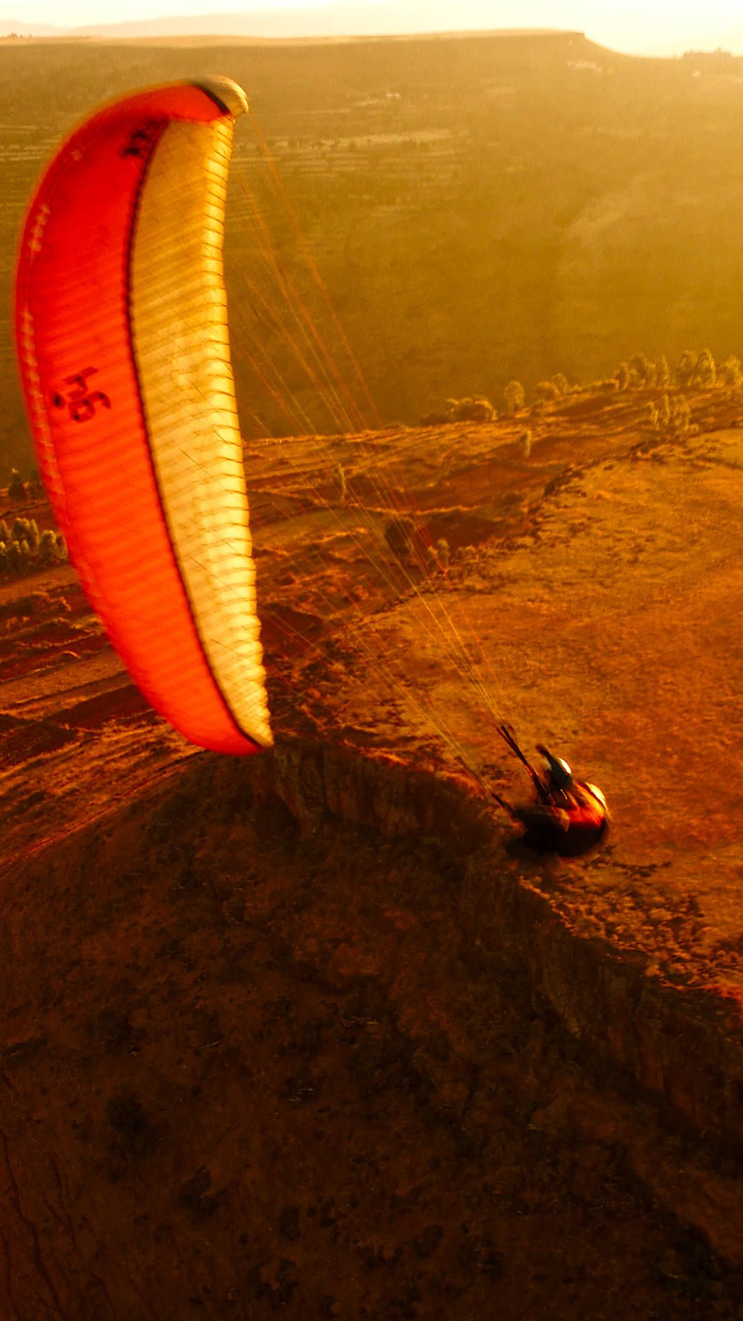 In der oft zuverlässigen Umkehrthermik am Abend macht eine Pilotin Wingover über dem Tableland.