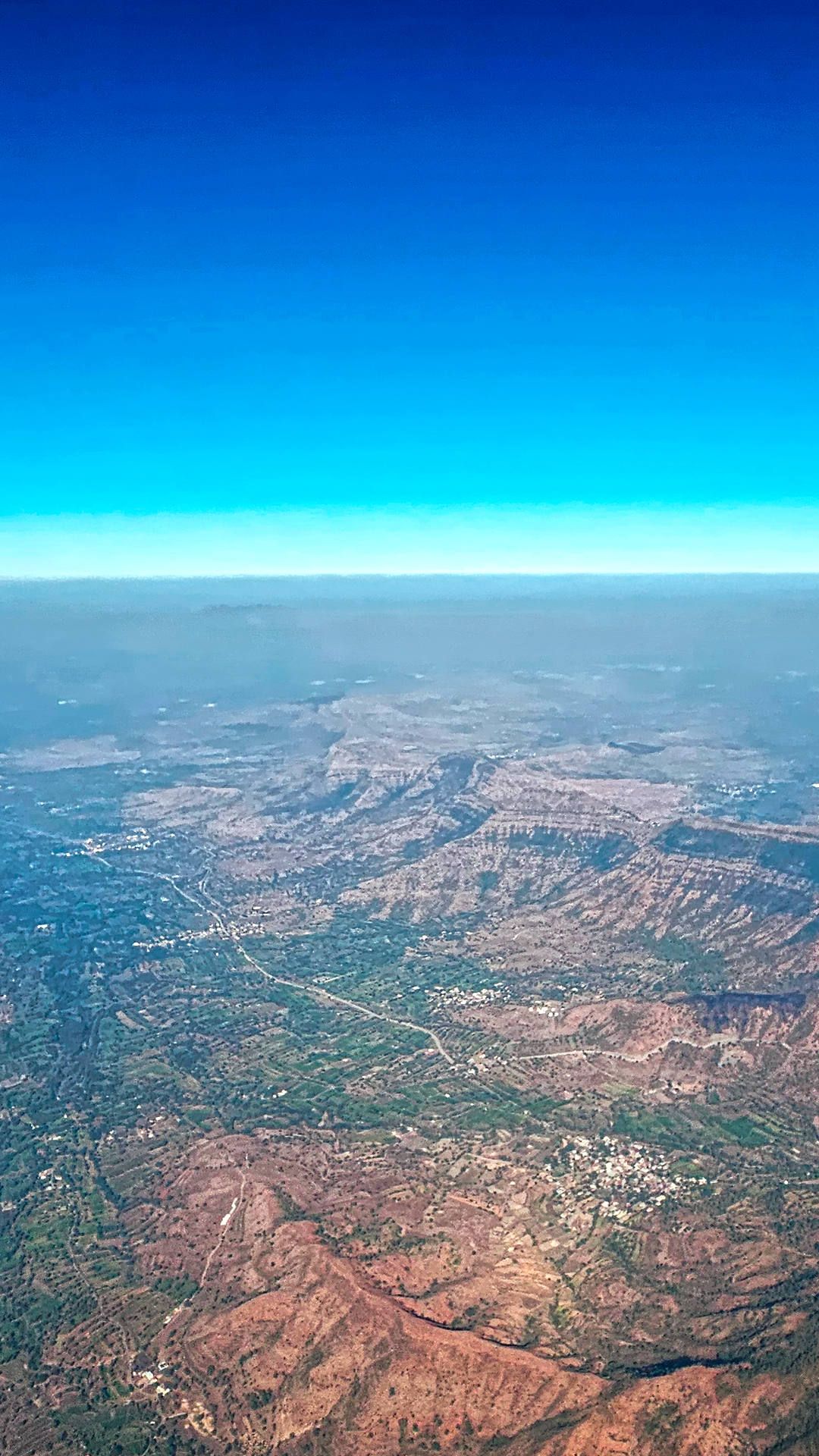 Flugaufnahme: Bei einem Flug von Panchgani in Richtung Bhor sieht man an der Inversionsobergrenze deutlich unterschiedliche Luftqualitäten.