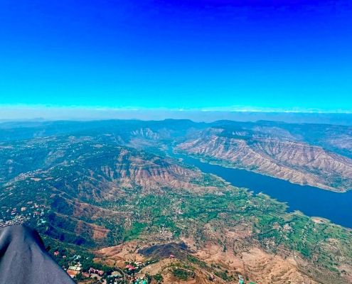 Flugaufnahme: Auf Streckenflug von Panchgani in Richtung Westen über der Panchgani-Mahableshwar-Ridge und mit Dhoom-Lake auf der rechten Bildseite.