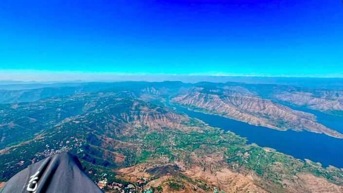 Flugaufnahme: Auf Streckenflug von Panchgani in Richtung Westen über der Panchgani-Mahableshwar-Ridge und mit Dhoom-Lake auf der rechten Bildseite.