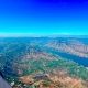 Flugaufnahme: Auf Streckenflug von Panchgani in Richtung Westen über der Panchgani-Mahableshwar-Ridge und mit Dhoom-Lake auf der rechten Bildseite.