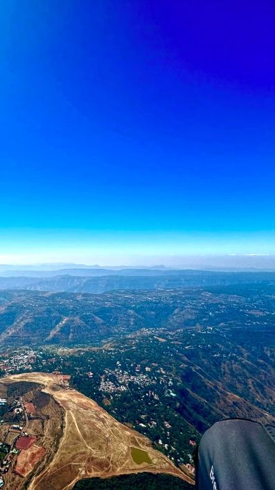 Flugaufnahme: In der Bildmitte das grosse Tableland von Panchgani und die Ridge in Richtung Mahableshwar.