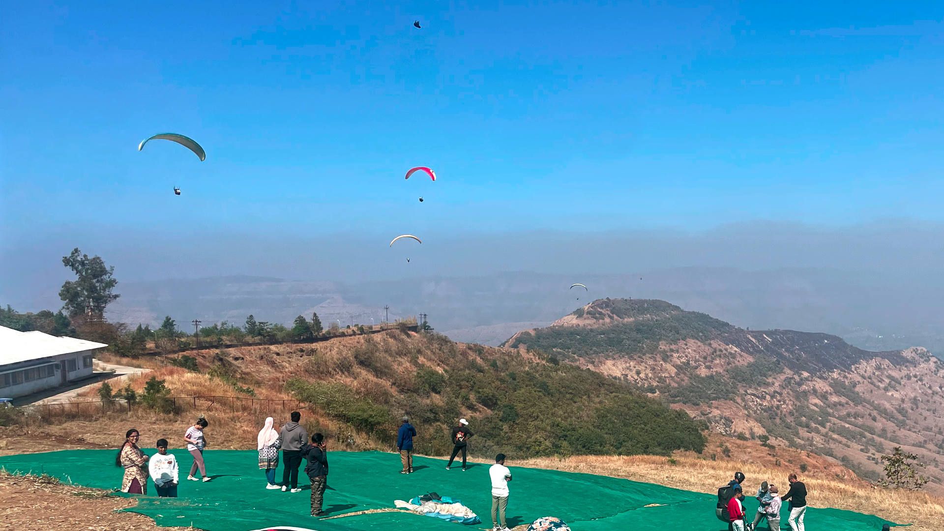 Der Highfly-Startplatz Ost, von wo nicht nur XC-Piloten auf Strecke gehen, sondern auch indische Touristen Tandemflüge buchen können.