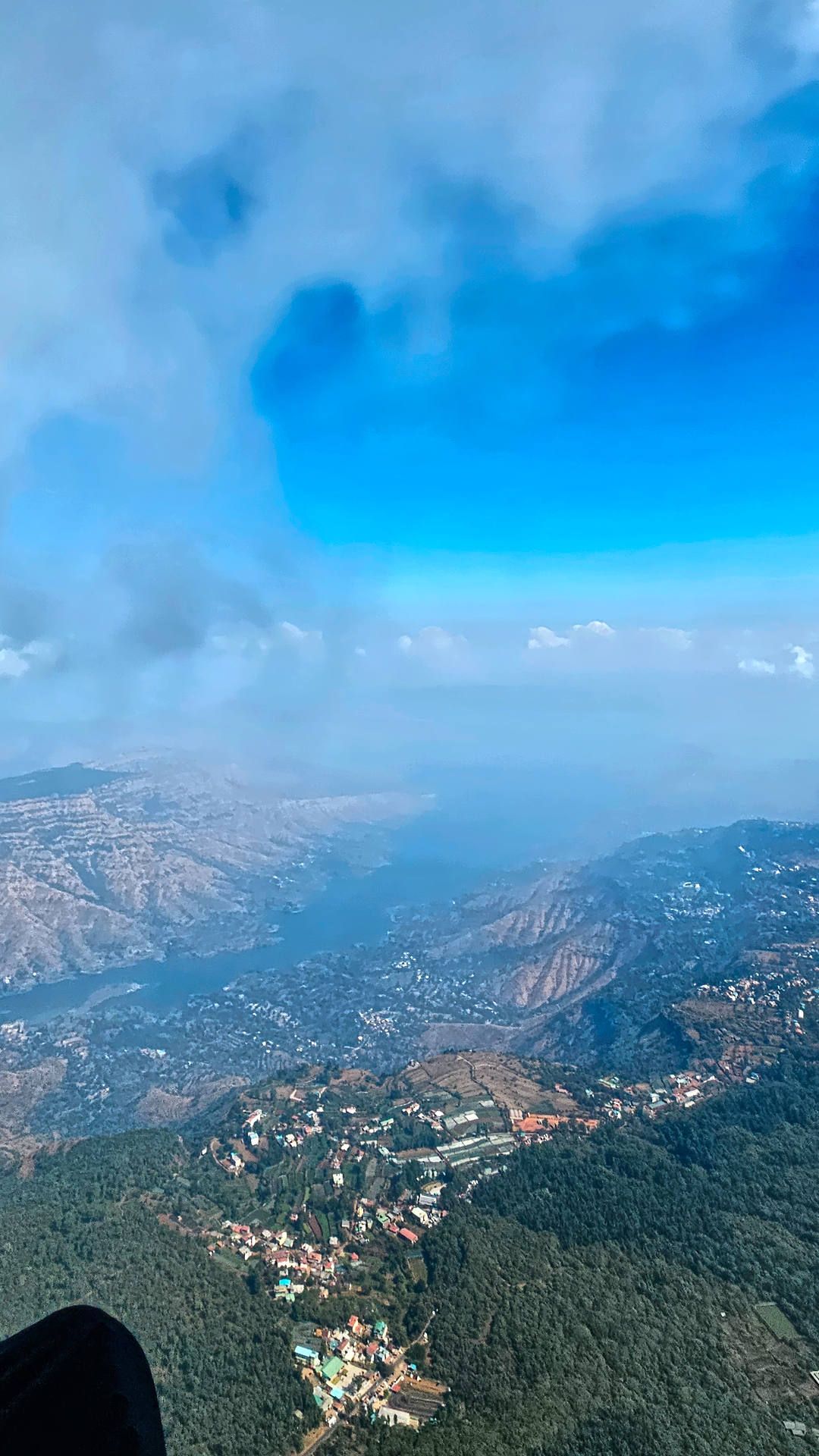 Flugaufnahme bei einem Gleitschirm-Streckenflug von Panchgani in Richtung Mahableshwar: An der Wolkenbasis angekommen, Blick zurück zum Dhoom-Lake.
