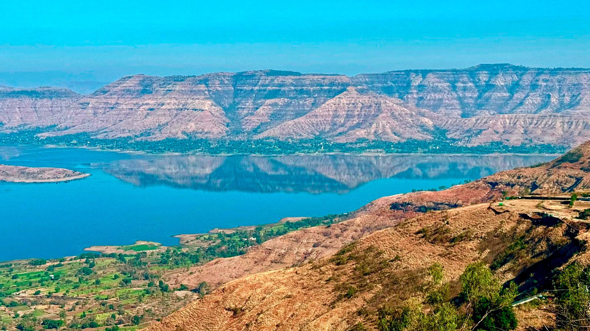 Blick vom Highfly Startplatz West über den spiegelglatten Dhoom Lake am Morgen bevor der Wind einsetzt.