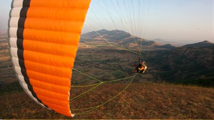 Ein Pilot macht mit dem Gleitschirm mit Touchdowns am Startplatz Harrisson Folly.