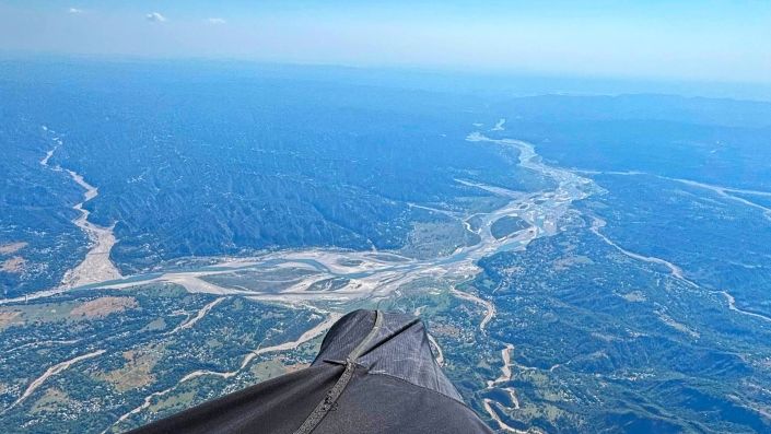 Flugaufnahme: Bei einem Streckenflug von Bir-Billing ins Kangra-Valley überfliegt ein Pilot mit grosser Höhe den Zusammenfluss verschiedener Flüsse.
